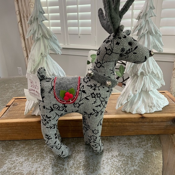 SLEIGH HILL 2022 CHRISTMAS/ HOLIDAY REINDEER - Picture 8 of 8